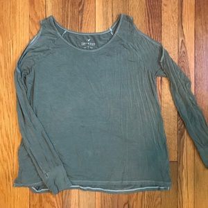 Long sleeve with circular cutouts in the shoulder
